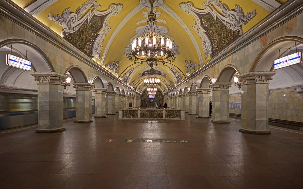 Станция метро Комсомольская в Москве